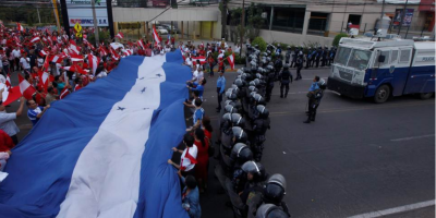 People hold a large Honduras flag as they protest against the re-election of Honduras President Juan Orlando Hernandez for 2017 elections, during a demonstration organized by main opposition parties in Tegucigalpa, Honduras, August 5, 2016. REUTERS/Jorge Cabrera